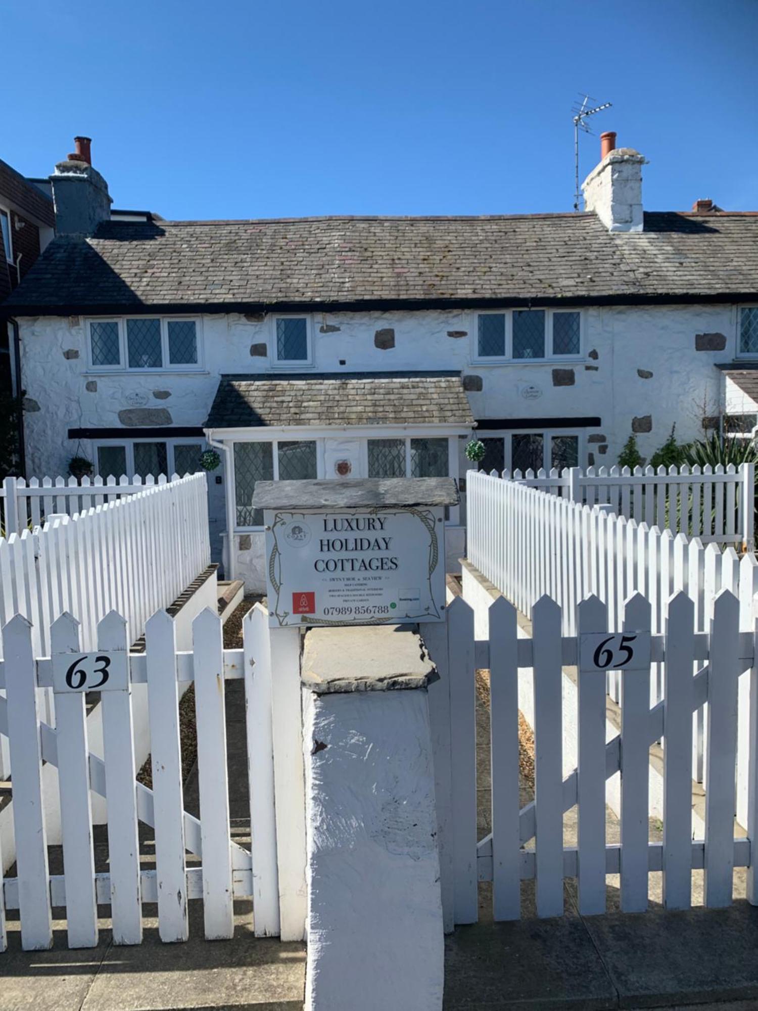 Beautiful Beach Front Cottage Llandudno Exterior photo